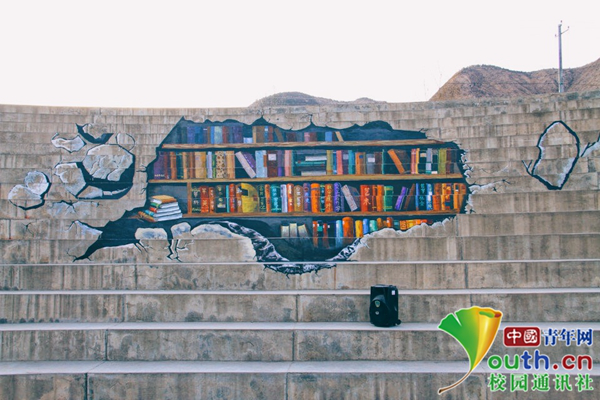 大學生3D涂鴉將臺階變身圖書館，逼真效果讓學生不忍踩踏